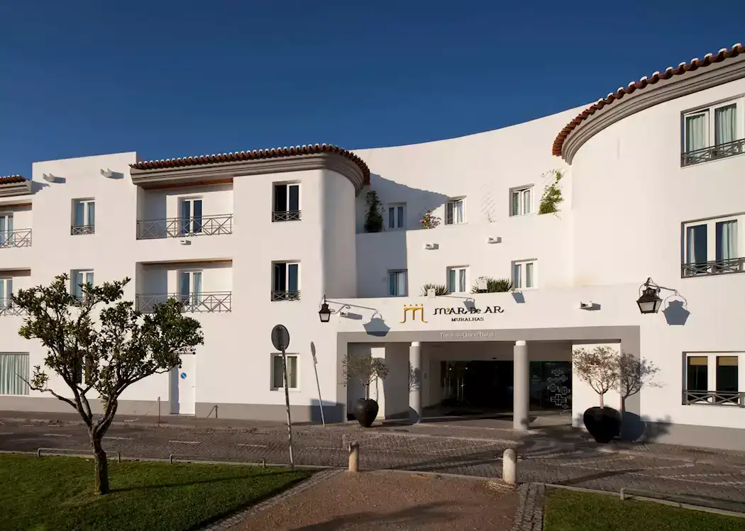 Mar d’Ar Muralhas Hotel inside the historic city walls of Évora with garden and pool area