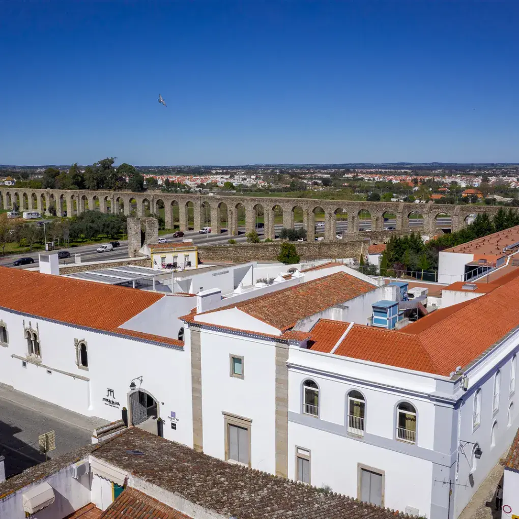Mar d’Ar Aqueduto Hotel beside the historic aqueduct in Évora, surrounded by gardens and Alentejo landscape