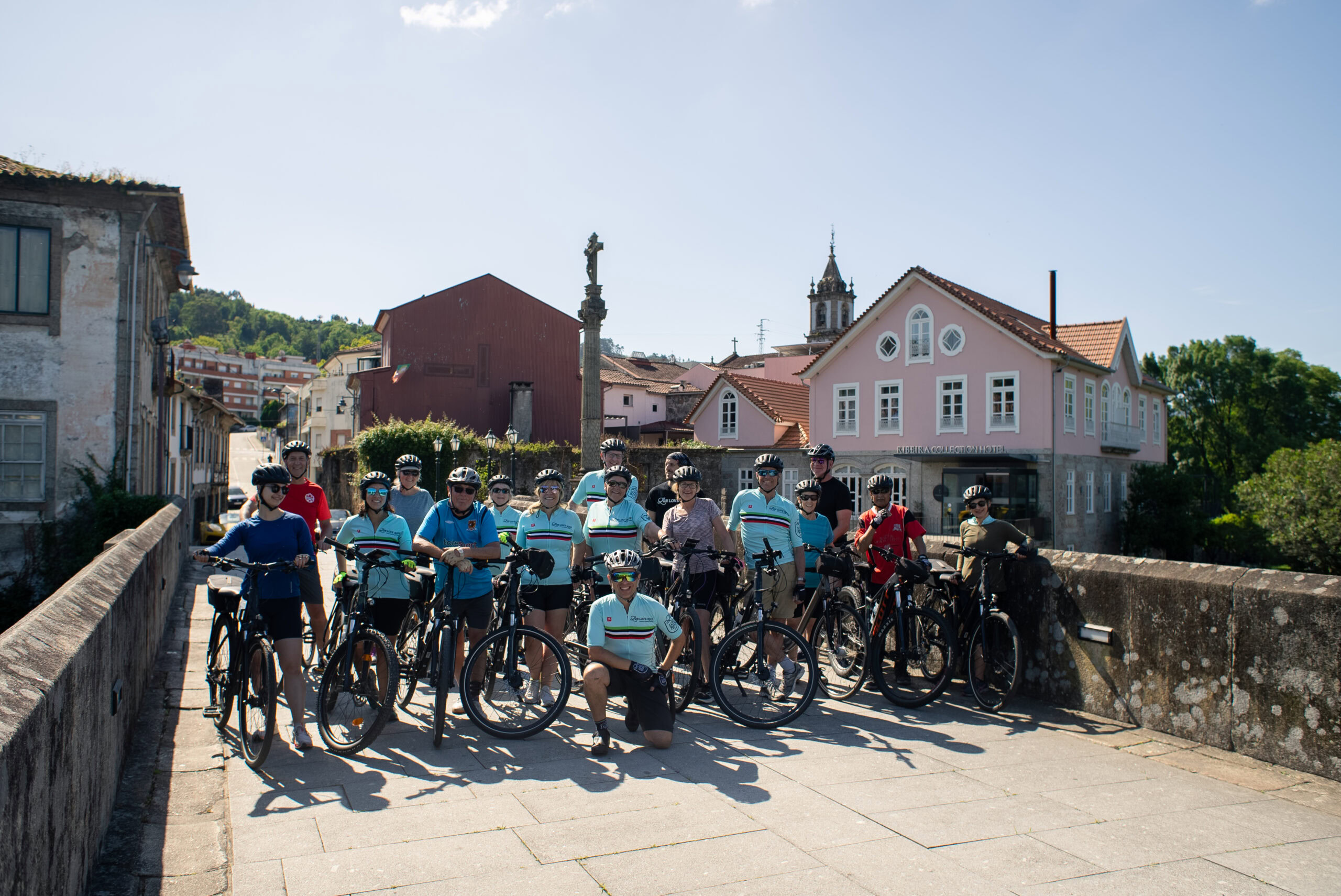 group picture on the historical bridge over the Lima river